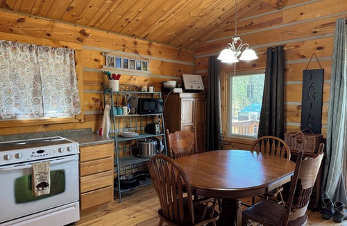 Custer Cabin | Log cabin with WiFi in quiet community above Custer.