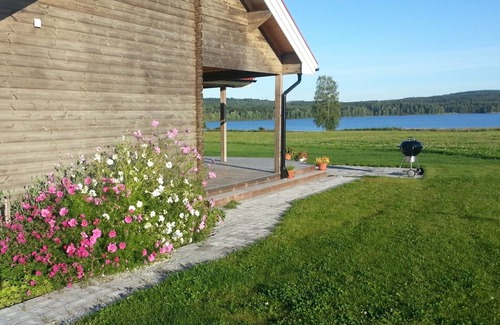 Kopparberg House | Log cottage by the lake to a high standard
