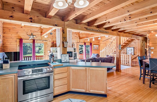 Harrisburg House | Log Home on 8 Acres close to Hershey attractions