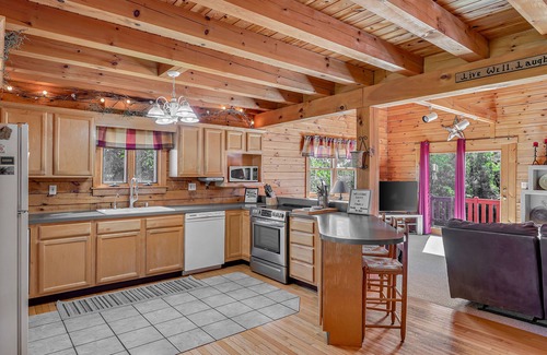 Harrisburg House | Log Home on 8 Acres close to Hershey attractions