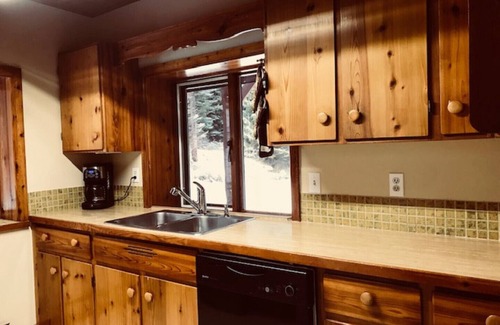 Boswell House | Log Home on Kootenay Lake, 3 bdrm, 2 bath, 2 king beds and 1 queen, Hot Tub.