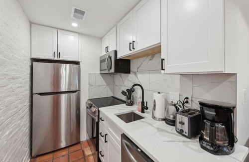 Bloomingdale Apartment | Logan Circle Location! 1BR with laundry/AC/kitchen