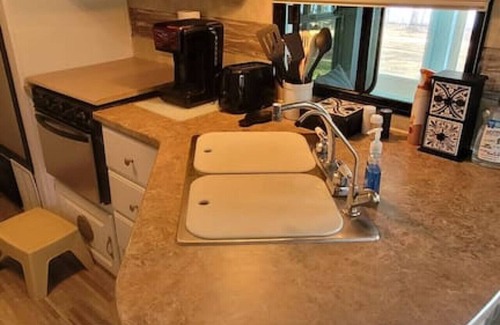 Lincoln Apartment | Logan Martin Lake Sunroom camper