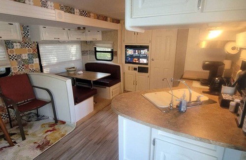 Lincoln Apartment | Logan Martin Lake Sunroom camper