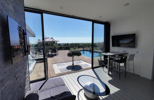 Agen Apartment | Logement avec Spa Privatif Jacuzzi Grande terrasse sans vis à vis Sky House Agen