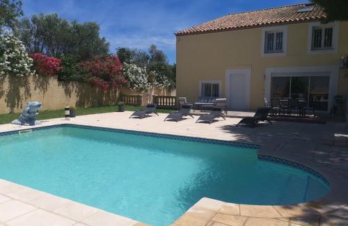 Poussan Apartment | Logement cosy avec piscine et jacuzzi privé
