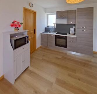 Reviers Apartment | Logement cosy parking privé situé au cœur du village