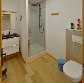 Reviers Apartment | Logement cosy parking privé situé au cœur du village
