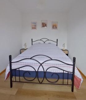 Reviers Apartment | Logement cosy parking privé situé au cœur du village