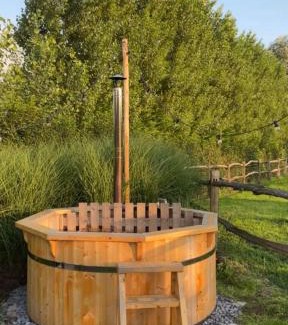 Lembeke Bed & Breakfast | Logie Marie with hottub in the garden
