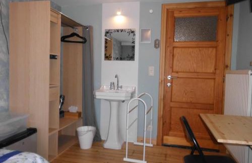 Heist House | Logies 't Eenvoud - Simple Rooms - Stilte, Rust & Herbronning aan Zee