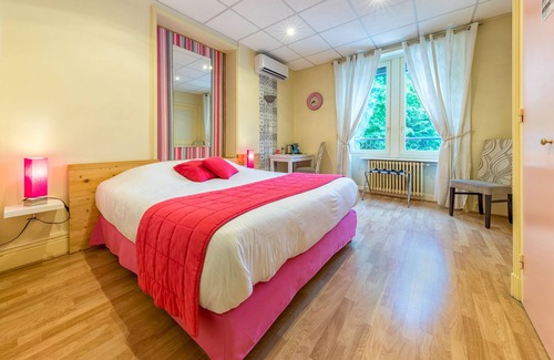 Bourgoin-Jallieu Hotel | Logis Hôtel la Commanderie de Champarey