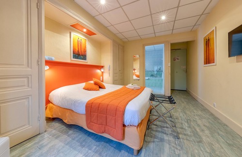 Bourgoin-Jallieu Hotel | Logis Hôtel la Commanderie de Champarey