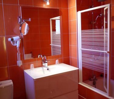 Livron-sur-Drome Hotel | Logis Hotel Des Voyageurs Restaurant La Bonne Tabl'Hay