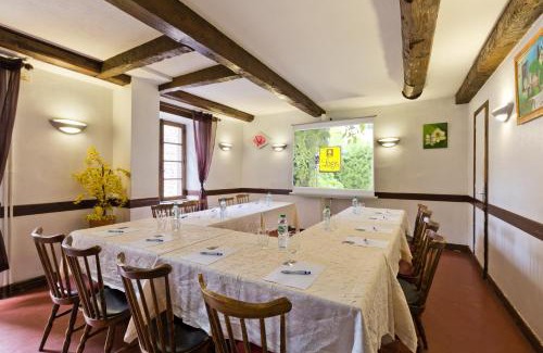 Saint-Sauves-d'Auvergne Hotel | Logis Hotel De La Poste
