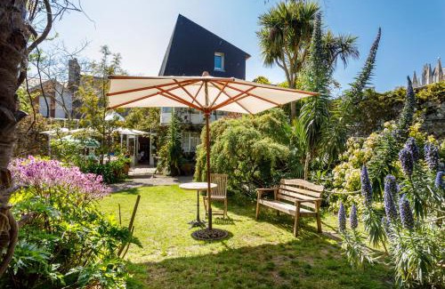 Saint-Vaast-la-Hougue Hotel | Logis Hotel Les Fuchsias