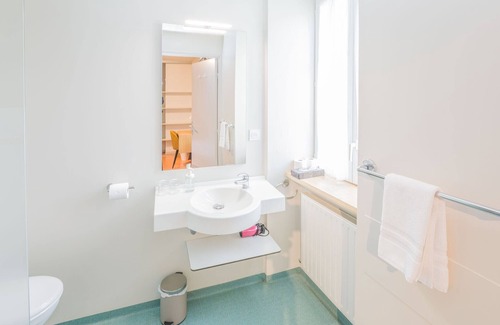 Salles-la-Source Hotel | LOGIS HOTEL - L'HÔTEL DES BAINS