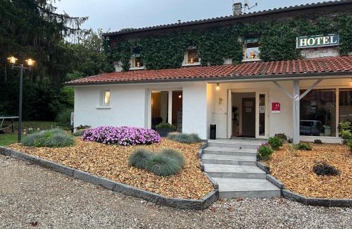 La Boisse Hotel | Logis Hotel Le Petit Casset