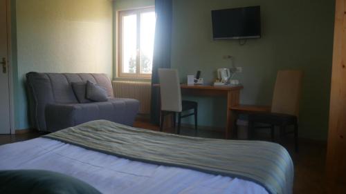 Montmelard Hotel | Logis Le Saint Cyr