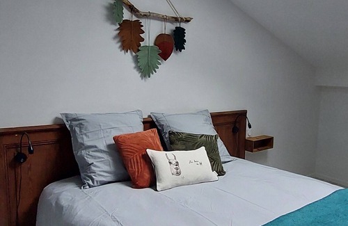 Le Poire-sur-Vie Bed & Breakfast | Logis Seigneurial Historique en Pleine Campagne Entouré D'un Élevage de Lamas