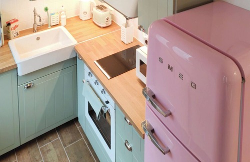 Favoriten Apartment | Lollipop + 4 Min to Metro U1 + Free Parking