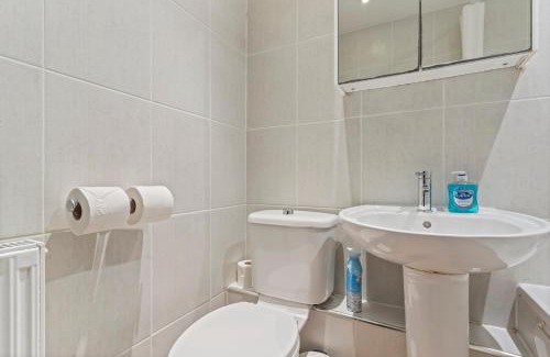 Shacklewell Apartment | London 2 Bed Flat, Sleeps 5, O2 Academy