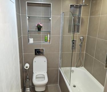 Kidbrooke with Hornfair Apartment | LONDON SLEEPHOUSE PARTYING Is NOT ALLOWED PLS