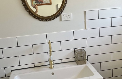 Alford Cottage | Lone pine cottage 10 min drive from beach but with country views.