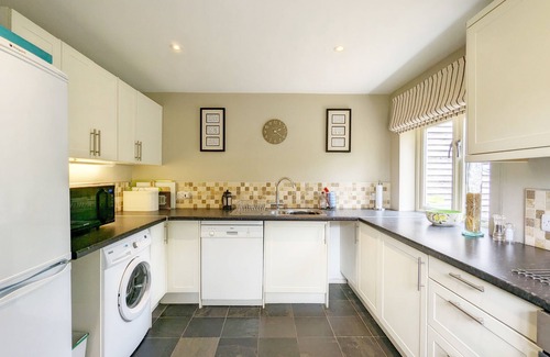 Midhurst Cottage | Long Meadow - sleeps 4 guests in 2 bedrooms