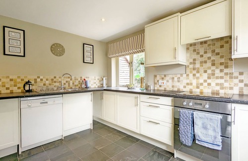 Midhurst Cottage | Long Meadow - sleeps 4 guests in 2 bedrooms