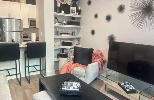 Deep Ellum Apartment | Long Term Medical Stays Welcome! Walk to BaylornFree Parking! Resort-style Pool