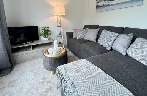 Gatwick Apartment | Longbridge Apartment Close to Gatwick (Parking)