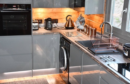 Knighton Ski Chalet | Longwood Lodges (Luxury Log Cabin with hot tub)