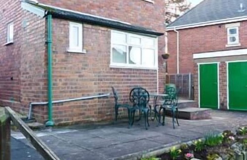 Wolverhampton Cottage | LONINGSIDE, family friendly, with a garden in Wombourne