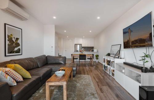 Braddon Apartment | Lonsdale St 1-Bed Unit with Study Area and Parking