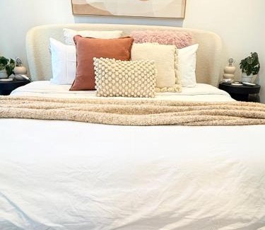 Melbourne Central Business District Apartment | Lonsdale Street Family Apartment Cot Available