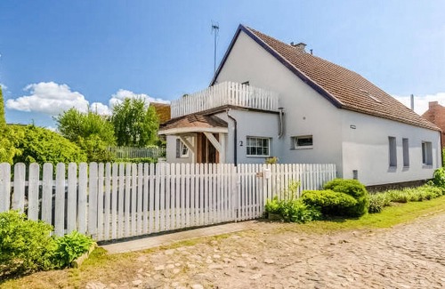Gardna Wielka Apartment | Look forward to an unforgettable lake view in this inviting vacation home!