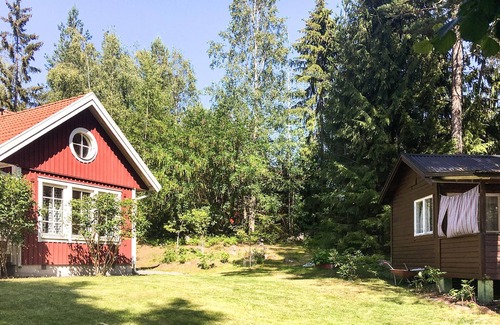Laggarsvik House | Look forward to a relaxing vacation near the sea in this beautiful vacation home!