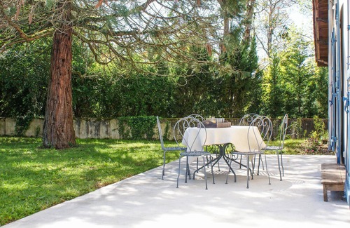 Gontaud House | Look forward to a vacation in beautiful surroundings in this vacation home with pool.