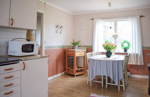 Rockneby House | Look forward to a wonderful vacation by the lake in this inviting vacation home.