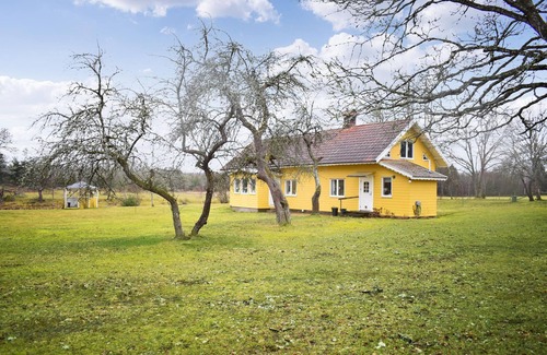 Rockneby House | Look forward to a wonderful vacation by the lake in this inviting vacation home.