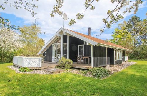 Marup House | Look forward to an unforgettable vacation by the sea in this appealing vacation home.