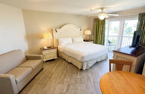 Crystal Harbour Resort | Look No Further! 3 Spacious Rooms, Beachfront Property, Outdoor Pool