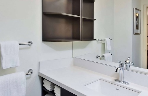 Southfield Resort | Looking for Place to Relax? Suite w/Private Kitchen, Free Parking!