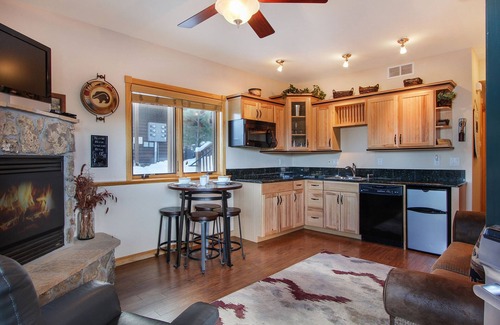 Estes Park Condo | Lookout Mountain 27B - 1 Br/2 Bath Condo with Private Hot Tub, 2 Fireplaces
