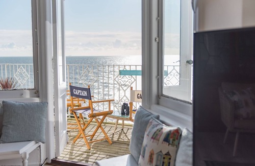 Folkestone Apartment | Lookout Post by Bloom Stays - ideal for couples and families