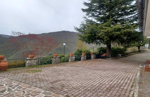 Jenne Villa | LOOKS OUT ON THE ANENE VALLEY IN FRONT OF SIMBRUINI MOUNTAINS