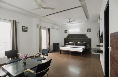 Sushant Lok Hotel | LOOMSTAY Royal Residency