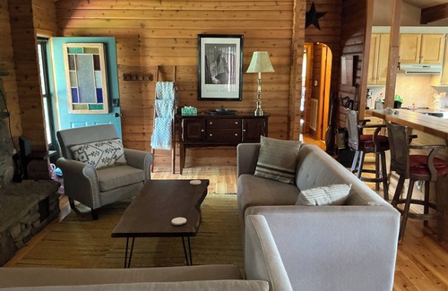 Beaver Shores House | Lorel’s Log House on Beaver Lake