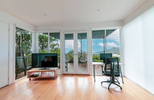 Lorne House | Lorne Ocean View - Amazing Ocean Views with 4 bedrooms and excellent facilities